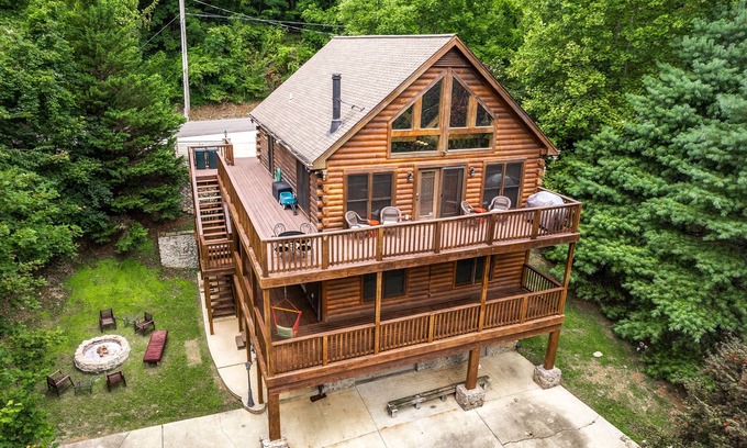 Lancaster Cabin | Turkey Ridge (Dog-Friendly)