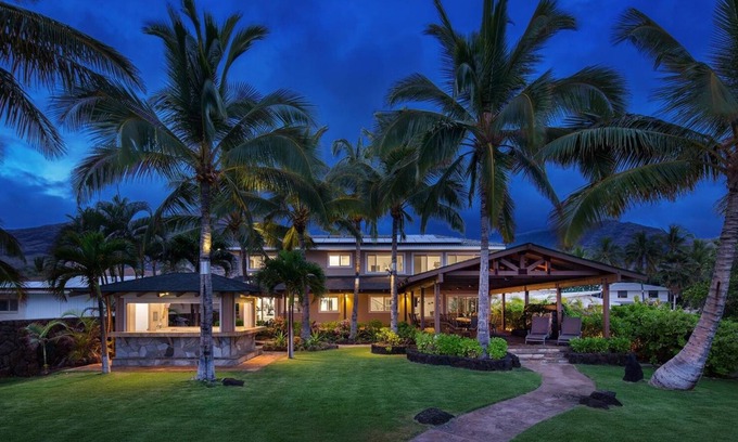 Makaha House | Turtle House by AvantStay | Oceanfront Group Retreat w/Patio + Views