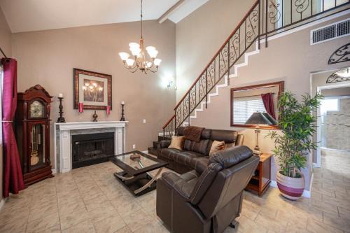 Sunrise Manor House | Tuscan Oasis: Elegance with Comfort. King Bed.