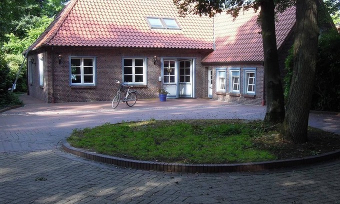 Aschhauserfeld Apartment | "Tuschenahner Huus" - holiday home with jetty, shower and bath, WC