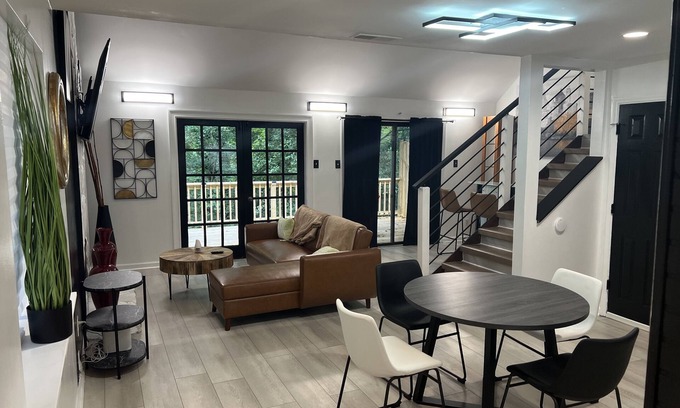 Smyrna House | Tuxedo Touch Modern 2BR Townhouse