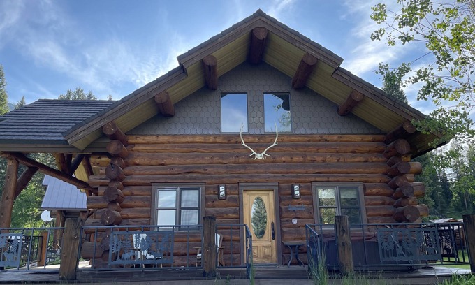 Cody Cabin | Tweek's Cabin- luxury cabin with yard, fire pit, and hot tub!nn