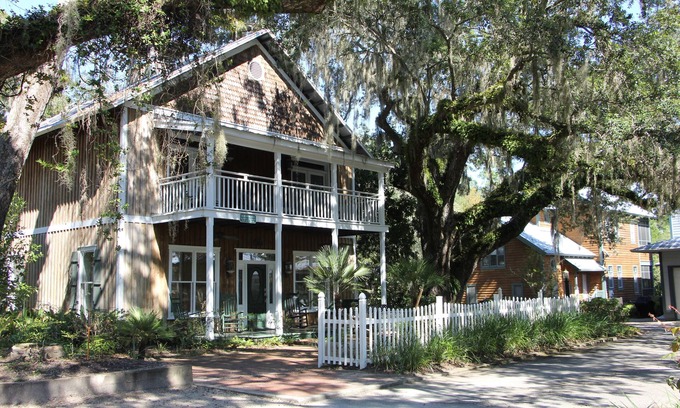 Steinhatchee House | Twelve Oaks in the Landings! Perfect for Entertaining! 4 BR-4BA - Sleeps 12