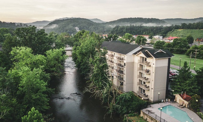 Pigeon Forge Hotel | Twin Mountain Inn & Suites