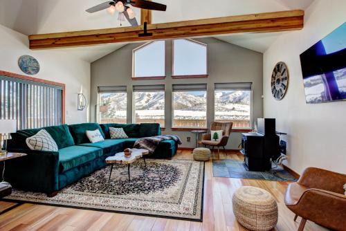 Boise House | Twin Pines Cabin in Wilderness Ranch on Hwy 21, AMAZING Views, 20 ft ceilings, fully fenced yard, pet friendly, , Go paddle boarding at Lucky Peak, or snowshoeing in Idaho City and take in the hot springs, sleeps 10!