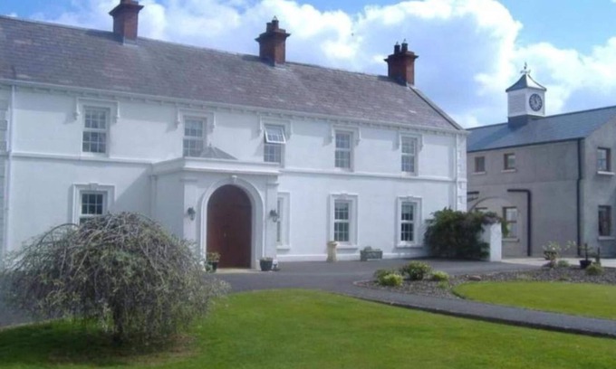 Craigavon Cottage | Twin Room Ensuite Near Hillsborough Palaces