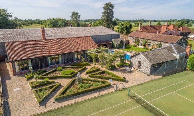 Ipswich House | Two adjoining properties which can be booked together for up to ten guests.