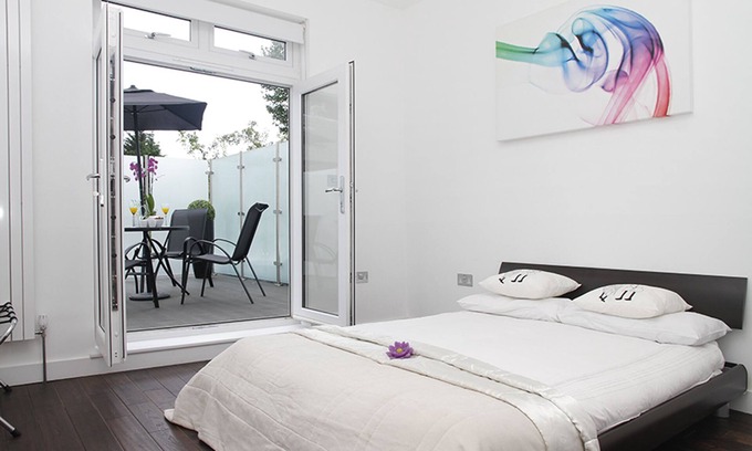 Hammersmith Broadway Apartment | Two bedroom flat with large private balcony 3