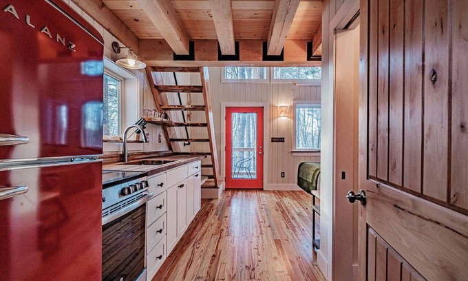 Springvale Cabin | Two bedroom treehouse in United States of America, Sanford