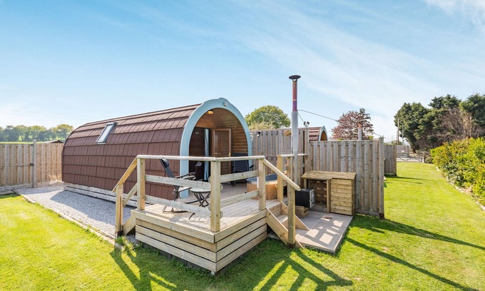 Oakenholt Cottage | TWO HOOTS, romantic, character holiday cottage in Northop