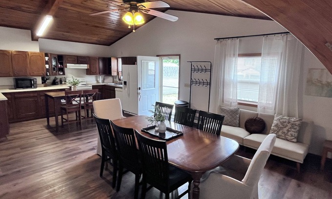 Kirksville House | TWO Kitchens, 13 guests, pets, 2 laundry