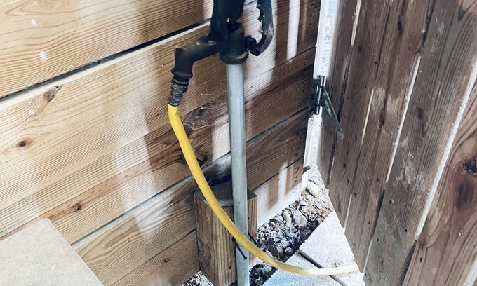 White House House | Two stable barn plus 2.5 acres