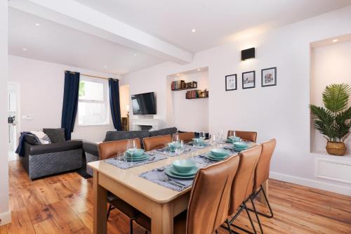 Glynneath House | Ty Gwladus a Einion by Wales Escapes