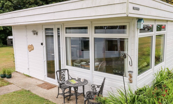 Haverfordwest Cottage | TY HAF, romantic, character holiday cottage, with a garden in Roch