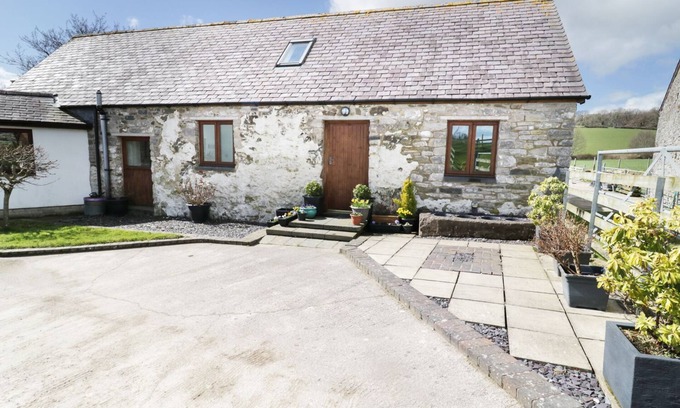 Denbigh Cottage | TYDDYN ISA, family friendly, with open fire in Denbigh