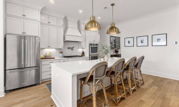 Auburn House | Ultimate Game Day House! Outdoor Grill 🍔 65” Smart Tv 🐅 King Suite 🚲 Peloton