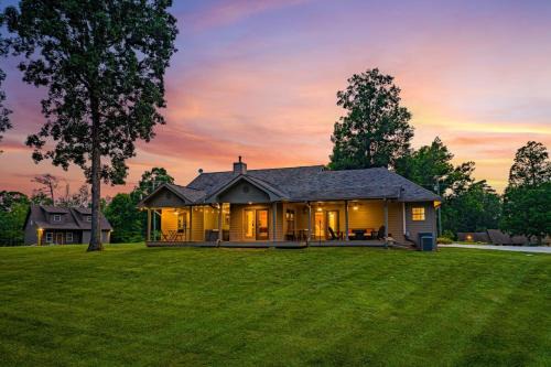 Sevierville Apartment | Ultimate Smoky Escape W Fun Games Hot tub & more