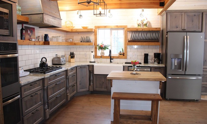 Grantsdale House | Ultra Luxury Mountain Retreat w/hot tub and huge game room with a bar & smart tv