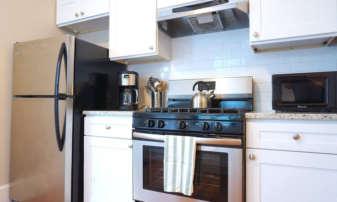 Off Broadway House | ★ Unbeatable Location | 3 Bedrooms | 3 Full Baths ★