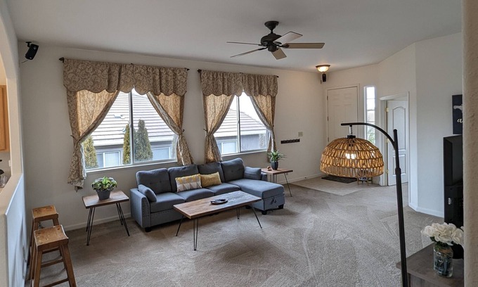 Northwest Reno House | Under1 hour from Mt. Rose and ALL of Tahoe's Ski Resorts/15 Min. to DT Reno!!