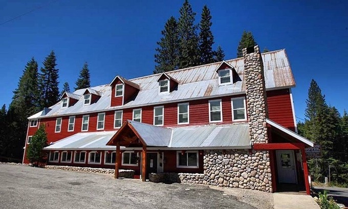 La Porte Hotel | Union Hotel Sierra Retreat Perfect In/Outdoor Space for Wedding Reunion Retreat