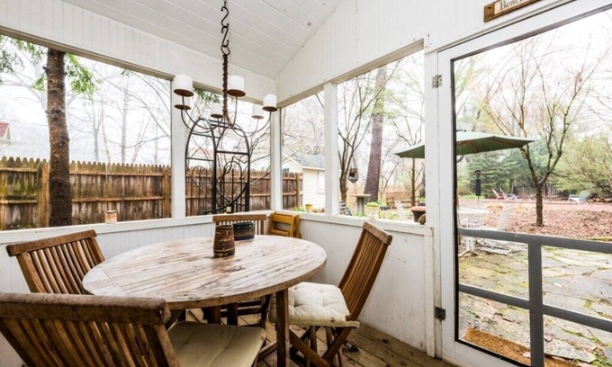 Union Pier Cottage | UNION PIER COTTAGE CLOSE TO BEACH AND DOWNTOWN!