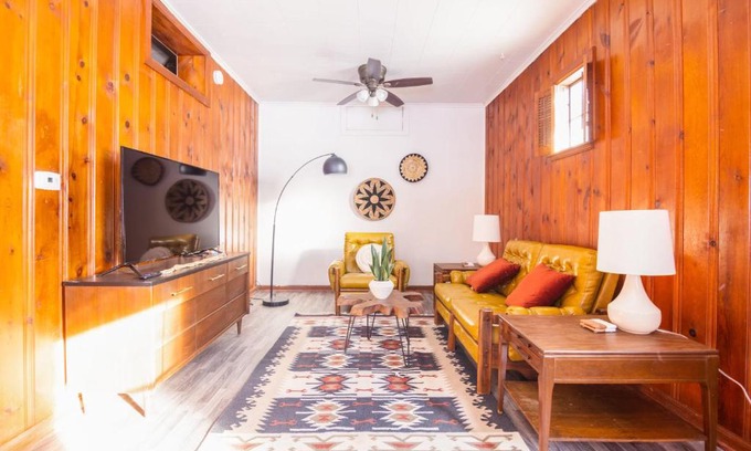 Des Moines House | Unique 1 Bedroom Home With Large Backyard