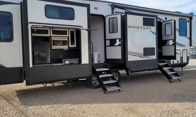 Rio Linda House | Unique 2BR 5th Wheel Getaway - Horse Ranch Views - Wi-Fi & A/C