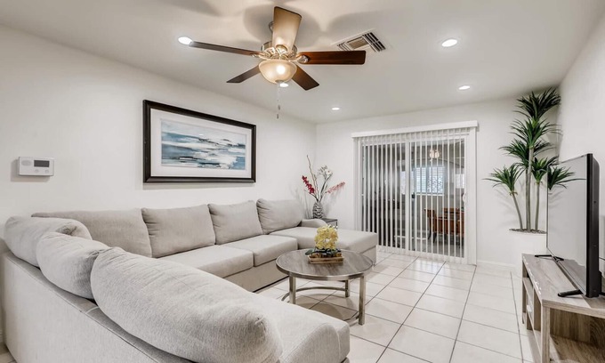 Sunrise Manor House | Unique 4 bedrooms 5 miles from down town Vegas