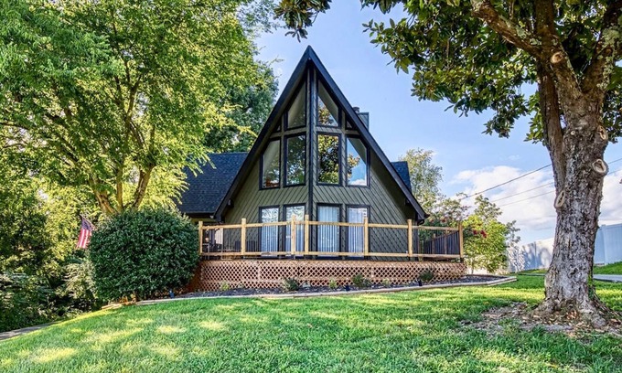 Kodak Apartment | Unique 4bed 3bath A-frame