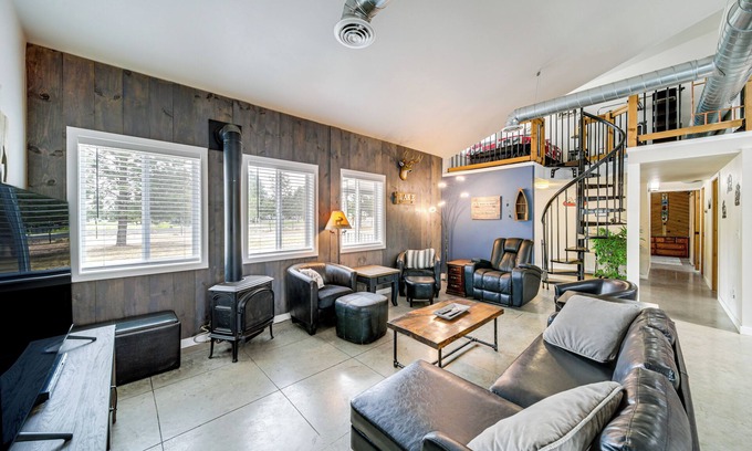 Davenport Cottage | Unique Country Farmhouse Near Lake Roosevelt