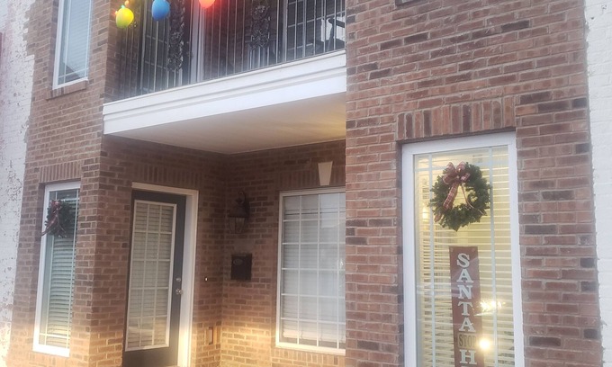 Chesterfield House | Unique Downtown Townhouse