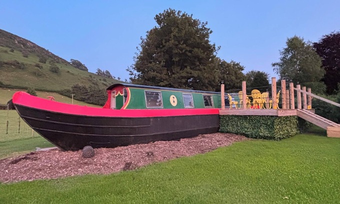 Builth Wells Cabin | Unique Dryland Boat Retreat – Scenic Valley Views