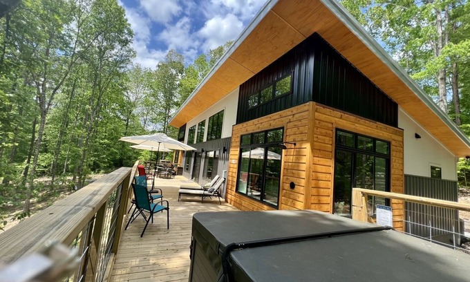 Flintstone House | Unique modern home with Hot tub on 10 acres with King size bed near Chattanooga