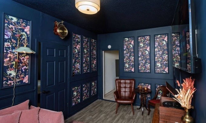 Tuscaloosa House | Unique Stay at the Historic Train House 2.5 miles from Stadium - King Bed