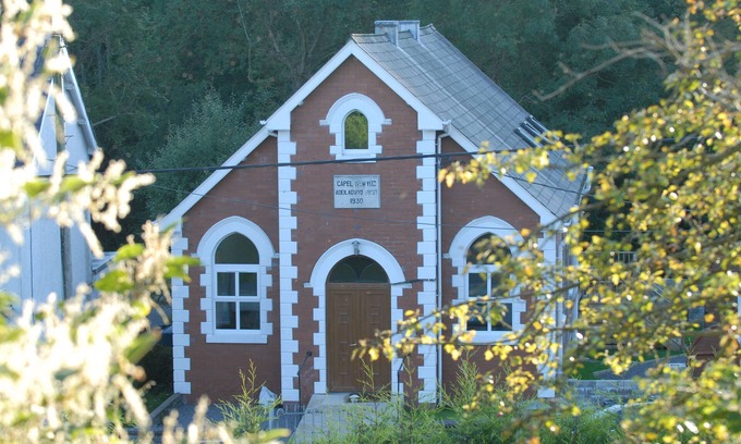 Cwm-twrch Isaf House | Unique Step Free 5 Bedroom Holiday Home Enclosed Garden fit for large families