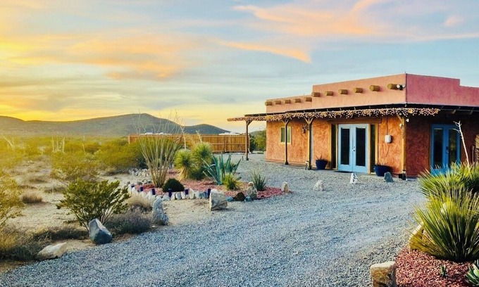 El Paso House | Unique Straw-bale home Amazing Mountain Views/Sunsets 5 min to Hueco Tanks