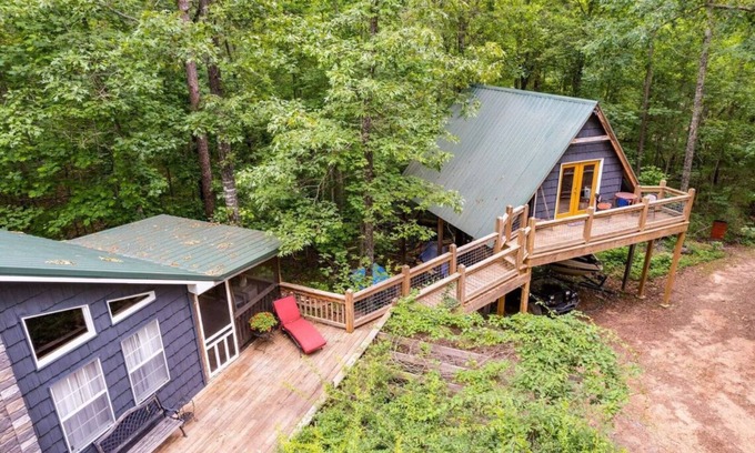 Lineville Cabin | Unique Treehouse-Separate Space for Teens! Fire pit,WIFI,Kayak-300 yds to Lake