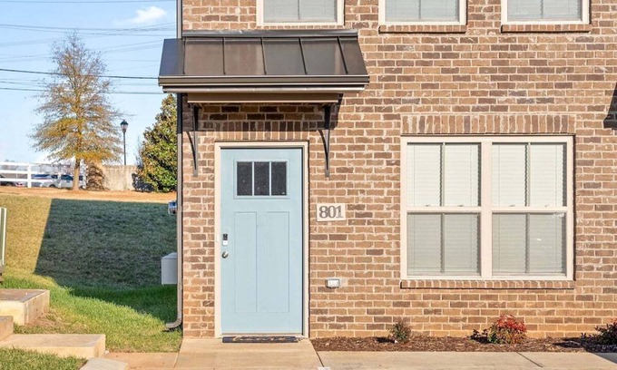 Clarksville House | Unit #801 Peachers Place Townhomes