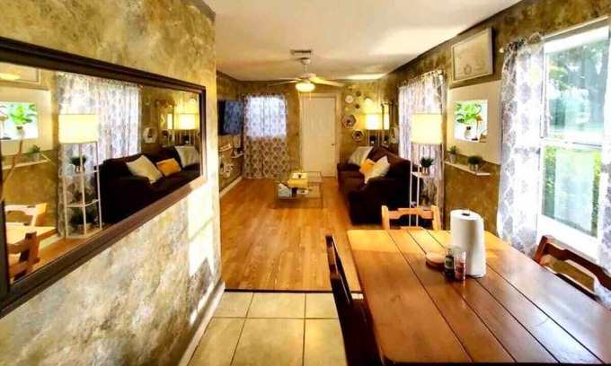 Windermere House | UNIT A · Private Lakeside Bungalow! Comfy, Clean, 1GB WiFi