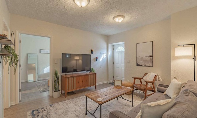 Marion Apartment | University Suite "B"