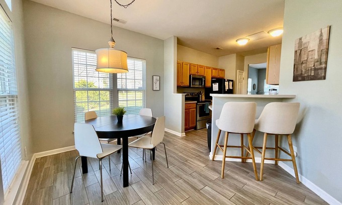 Davis Lake - Eastfield House | University townhome, available for long-term.