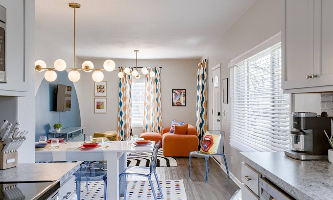 Lincoln House | UNL Retreat Eclectic 5bd 5mins to Downtown