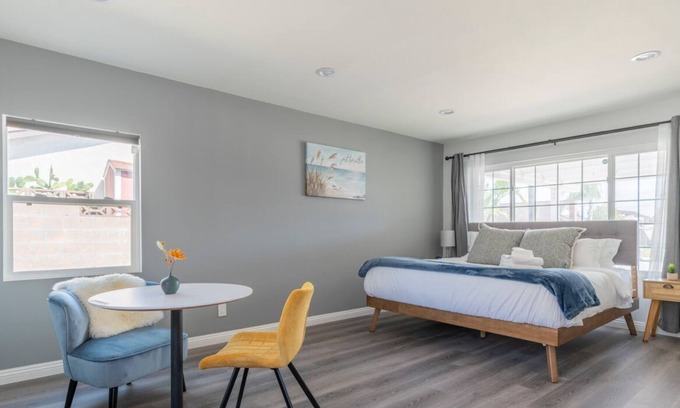 Chino House | Unlock Studio Serenity: King Bed, Work Corner, Fast Internet, Laundry, & Parking—Ready for Your Stay!