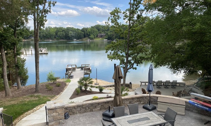 Bowling Green House | UNMATCHED Lake Vibes + Private Beach +BOAT Option +Watersports +Spacious 5BR/4BA