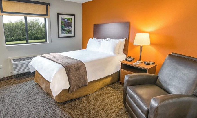 Davenport Hotel | Unwind in a Bright, Pet-Friendly Room Near Colonel Davenport House & Parks