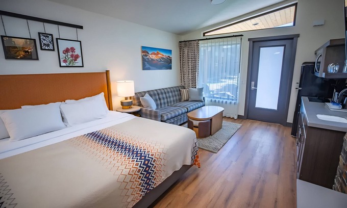 Mammoth Lakes Hotel | Unwind in Alpine Room w/Hot Tub Near Mammoth Mountain & Beautiful Trailheads