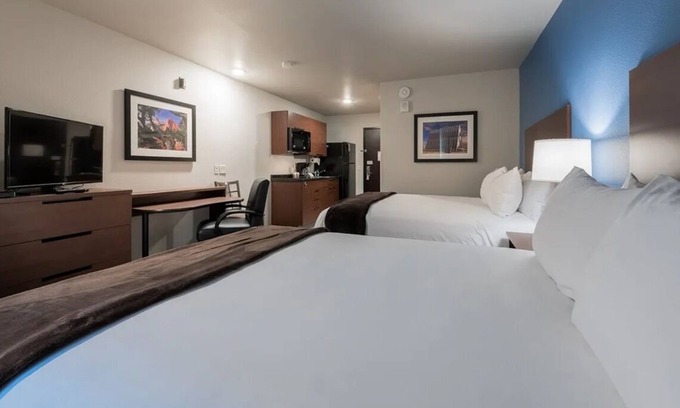 Bozeman Hotel | Unwind in Luxury: Elegant Room for Relaxation | Full Kitchen | Free Parking