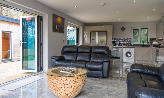 Shanklin House | Unwind in Nature's Embrace with Sauna and Hot Tub - WOODLANDS