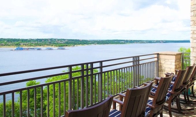 Lakeway Hotel | Unwind in Style and Comfort! Onsite Parking, Outdoor Pool!